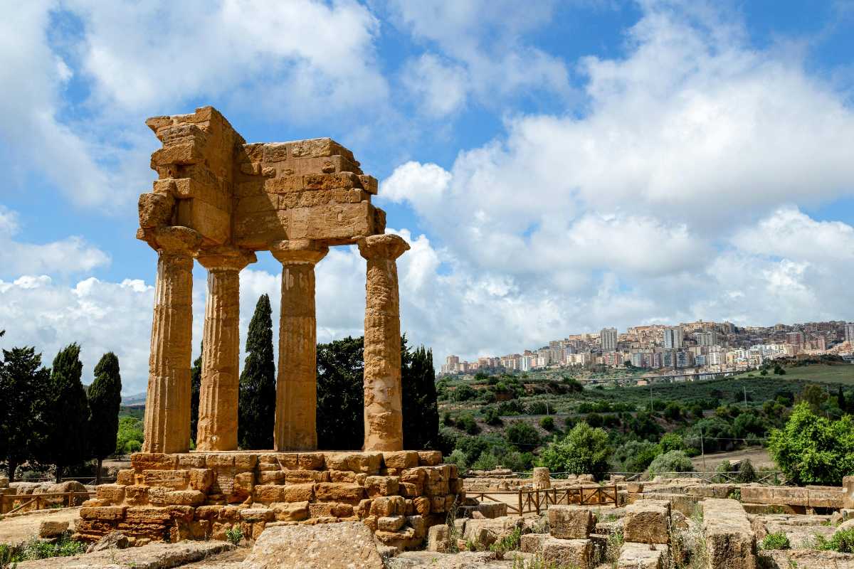 Panorama della Valle dei Templi ad Agrigento al tramonto