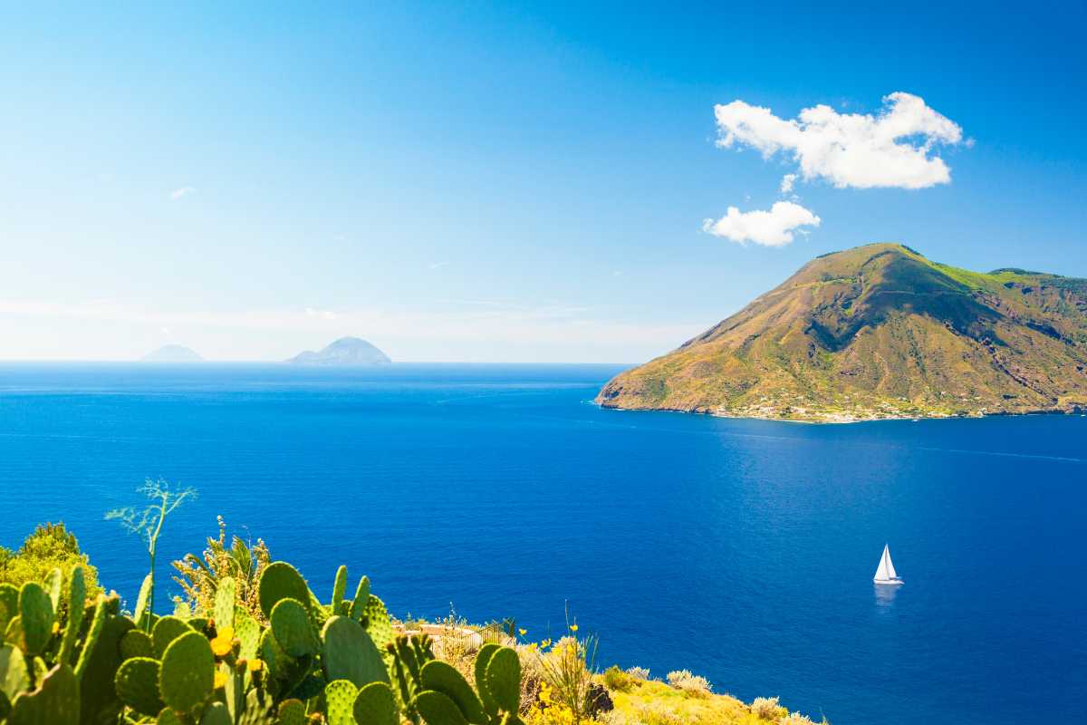 Panoramica delle Isole Eolie con vista sul mare e le isole principali
