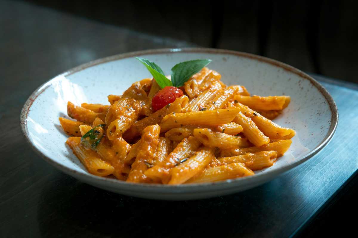 Piatto di arancini e pasta alla Norma, tipici della cucina siciliana
