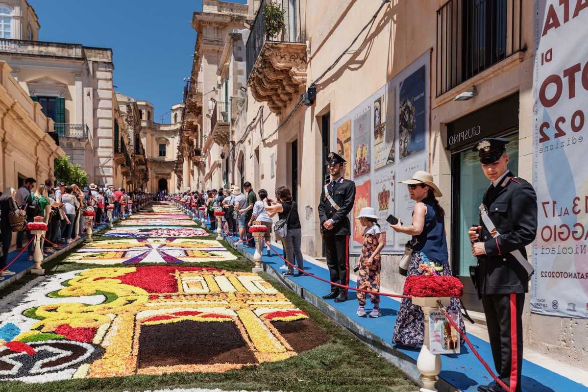 Infiorata di Noto con fiori colorati e artisti al lavoro