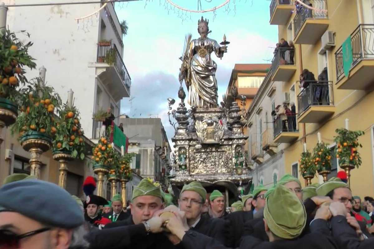 Eventi estivi a Siracusa con persone che assistono a uno spettacolo