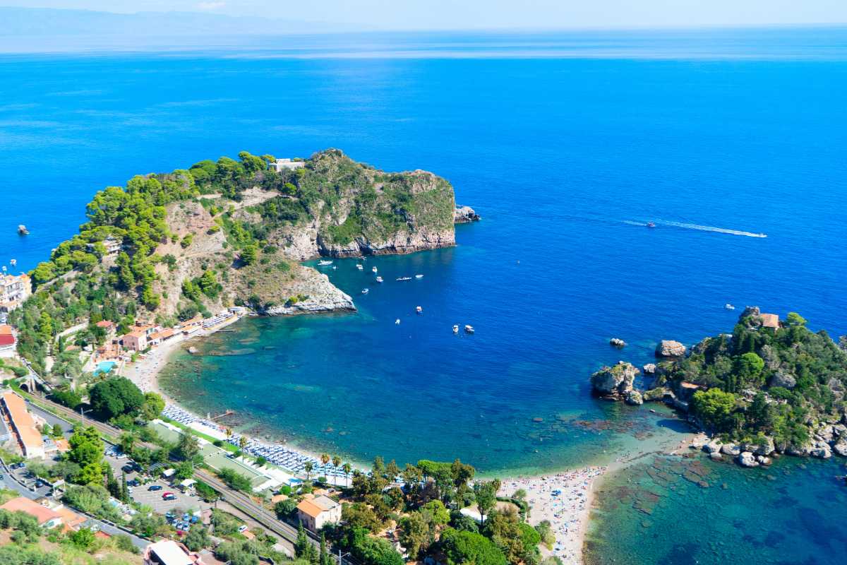 Spiaggia di Isola Bella con acque cristalline